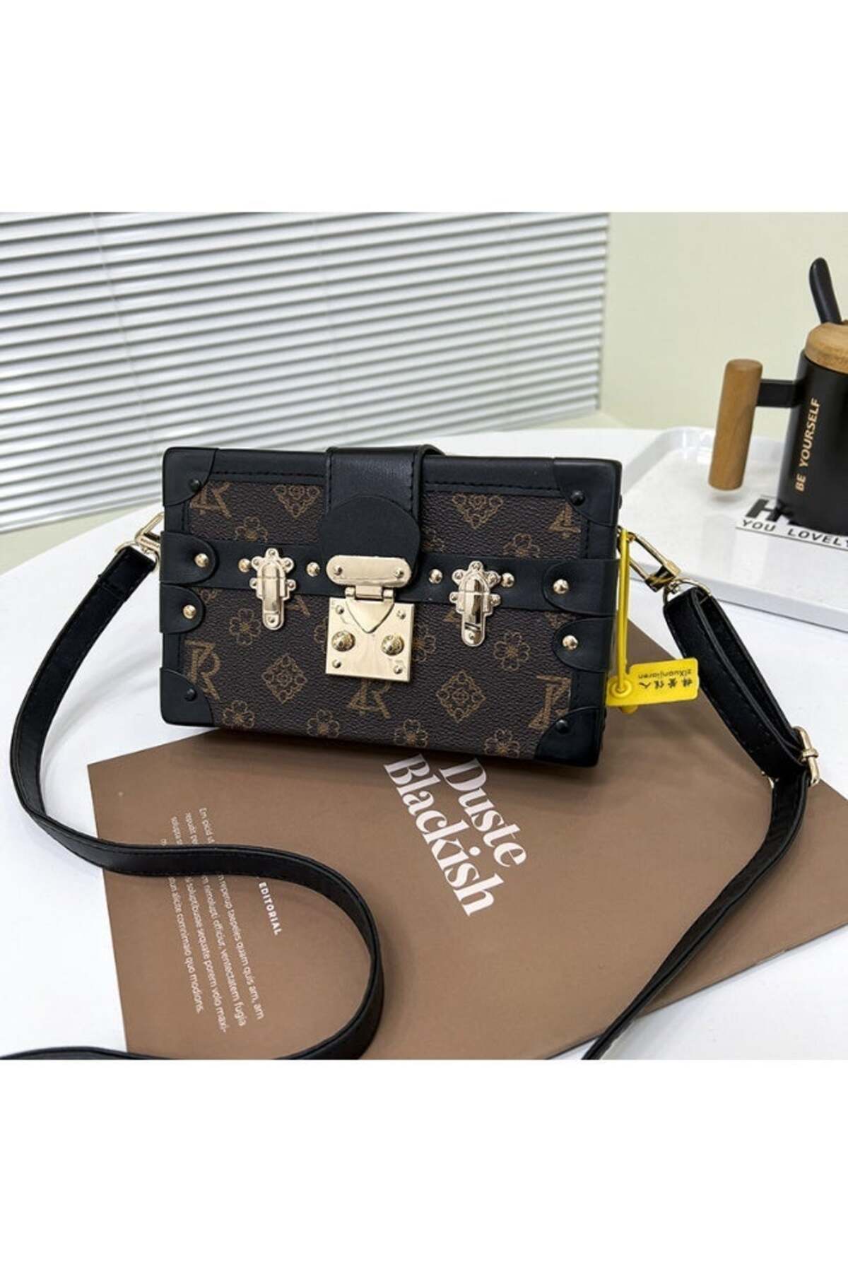 Kiffiyeh Chic Vintage-Inspired Box Bag with Gold Hardware – Elegant Black and White Crossbody Purse for Fashionable Outings, Parties, and Everyday Use