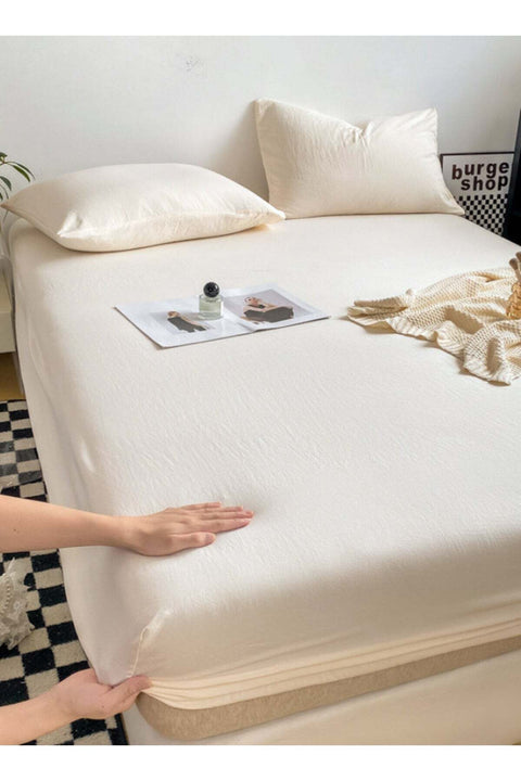 3-Piece Set: king-size fitted bedsheet and two pillowcases, washable cotton in a milky white color.