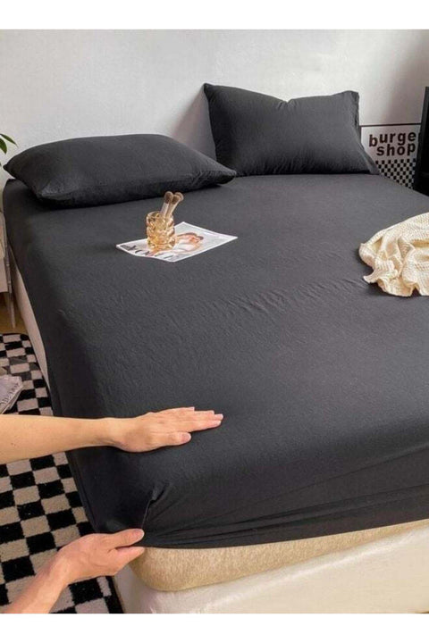 3-Piece Set: single-size fitted bedsheet and two pillowcases, washable cotton in a black color.