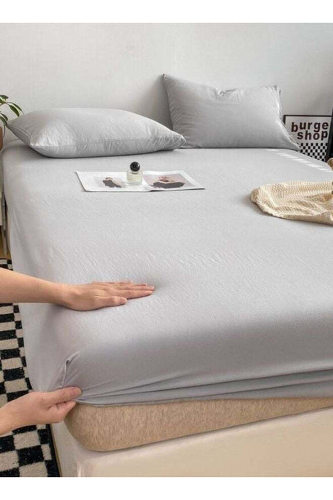 3-Piece Set: single-size fitted bedsheet and two pillowcases, washable cotton in a light grey color.