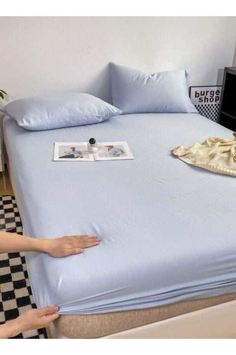3-Piece Set: Includes a single-size fitted bedsheet and two pillowcases, washable cotton in a blue color.