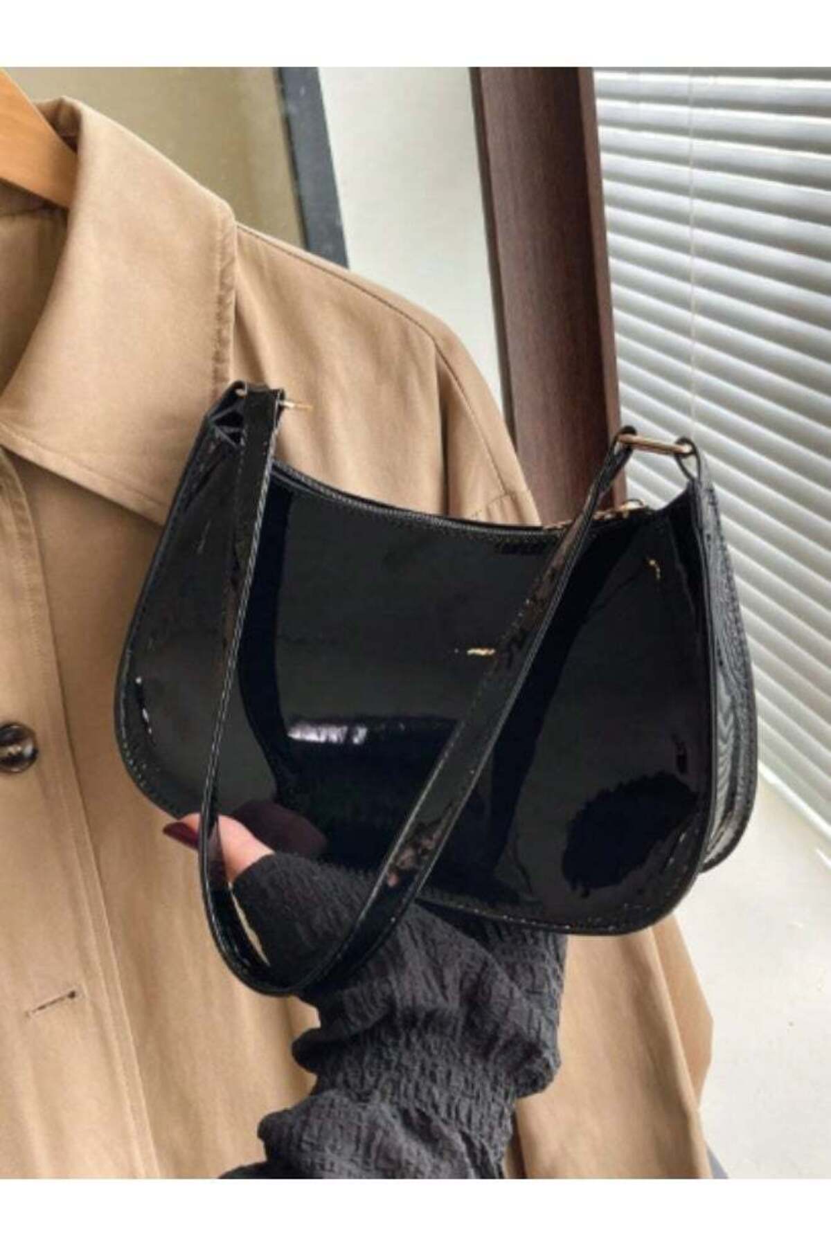 Solid Black Minimalist Crescent Shoulder Bag for Women – Stylish Faux Leather Purse with Zipper Closure for College & Daily Outings